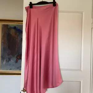 Rosa siden kjol från zara som jag ÄLSKAR!! Men måste rensa min garderob, har haft den en gång på en midsommar och sen nån gång i skolan men ej mycket mer 