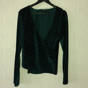 Snygg v-ringad tröja - V-ringad tröja i skönt material. Färg grön.