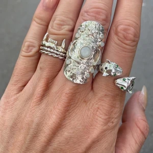 Maria Nilsdotter ring!!! - Hejj tänkte sälja min jätte fina Maria Nilsdotter ring! Köpt för tre månader sen så nästan helt oanvänd, kostar 3295 från början💕 skriv om ni har några frågor!!!