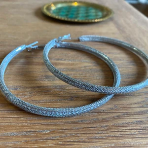 Silvriga hoops - Silvriga stora hoops med fina detaljer, använda en gång men rengjorda & desinficerade. Ca 8 cm i diameter
