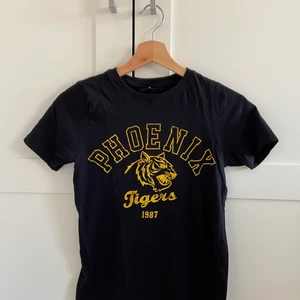 Svart t-shirt  - Svart t-shirt med tryck