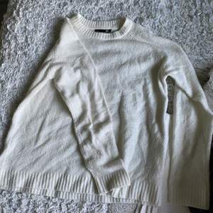 En vanlig fin stickad tröja från Lager 157, storlek M. Lite större i storleken, men mysig!!