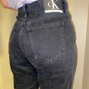 Calvin Klein Jeans  - Undrar om det finns intresse för mina Calvin Jeans, ny pris 1300kr. Modell: Dad Jean. Storlek: W27 minns inte längd men de är okej på mig jag är 165cm lång. Fint skick inte använda så mycket då jag inte gillar hur det sitter på mig, de är lite stora på mig. Har vanligtvis storlek S. Finns fler bilder 