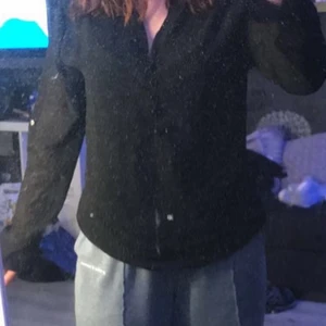 Overzised skjorta - En jättefin skjorta i pyjamas material, man kan ha den när som hälst har två stycken så säljer än. Aldrig använt denna, den är i storlek xxl men är betydligt mindre (köpare står för frakt)