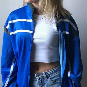 Blå zip tröja - Denna blå zip tröja köpte jag på humana secondhand i Göteborg för ca 4 månader sedan. Har använt den hyfsat mycket men den ser fortfarande precis ut som ny. Köptes för 450kr på humana. Säljer eftersom att jag inte använder den så mycket. Köparen står för frakten, buda i kommentarerna💙🔵🔷🔹🌟😉💐Denna tröja passar de flesta men om du är en Xs/S som mig kommer den sitta lite oversized