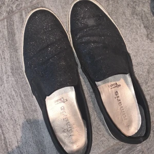 Tamaris skor svarta i strl 38 - Äkta tamaris skor i strl 38, säljer då de blivit för små😢💕De är svarta me glitter på (de glänser tydligt i solen) 🥰Nypris: 1100, Pris går att diskuteras✨