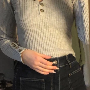 Tröja från HM - Grå tröja från HM med knappar, har knappar på ärmarna. Går till naveln ungefär. Köparen står för frakt💗