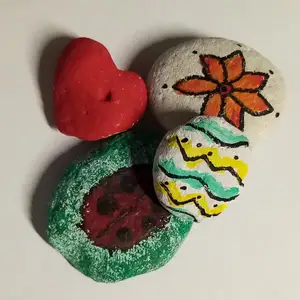 Stenar från Österlen som jag målat på(kan välja mönster själv om det är ngt speciellt man vill ha) 