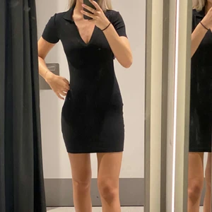 Klänning med tenniskrage - Jättefin klänning som passar till alla tillfällen!! Helt oanvänd, storlek M men passar mig som har S/XS annars