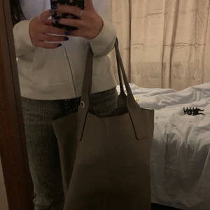 Väska - Stor rymlig väska som passar perfekt till skolan. 70kr+frakt 79kr💓💓