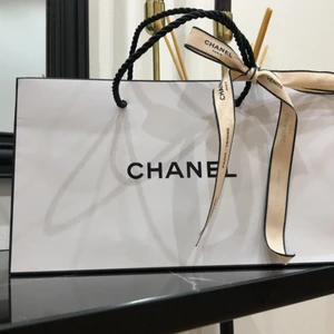 Chanel  - En äkta påse från Chanel som kan användas som prydnad eller present påse. Helt ny! 