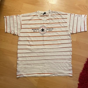 Converse T-Shirt - Randigt T-Shirt från Converse lite använd men ser fortfarande fräsch ut:)
