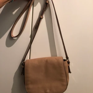 Handväska TIGER OF SWEDEN  - Handväska crossbody läderväska från Tiger of Sweden. Beige. Jättefin. 