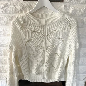 Vit stickad tröja i S - Säljer vit stickad tröja som jag knappt andvänt. 