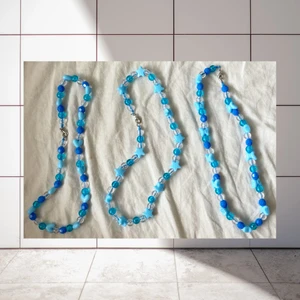 Trendiga pärlhalsband 😻 - Halsband med pärlor i plast. Snöret är av resår och knäpps med hyska. Det finns ett med fjärilar, ett med stjärnor och ett med hjärtan. Skicka en siffra i DM om du är intresserad. Det finns likadana halsband i rosa och lila på min profil! 30kr/st, 15kr frakt. Jag ansvarar inte för postens slarv.