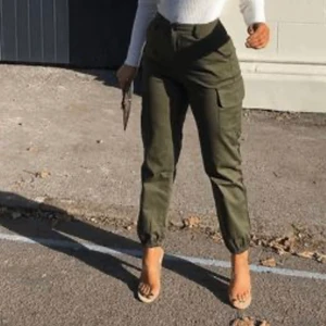 Missguided Cargo Pants - ”Plain Cargo trouser” Från missguided  -  : Khaki Storlek s-m                                                      Orginalpris: 379kr                                                     Möts i Sthlm , Kan skickas mot Avgift💌
