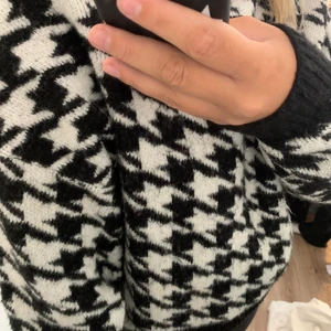 Tröja - säljer min tröja från hm, har ingen aning om vad den kosta för ja köpte den för ca 2 år sen