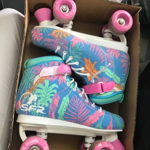 Rullskridskor  - Rullskridskor i storlek 39,5 sitter lite trångt på mig som har storlek 39/40 beroende på sko. Sko kartong finns kvar. Har själv använt 1 gång, tidigare ägare hade använt de 2-3 ggr. Köpte de för 400kr.