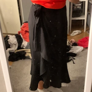 Kjol, gina.  - Jättefin kjol från gina som tyvärr inte kom till användning. Strl 38 💘💘💘