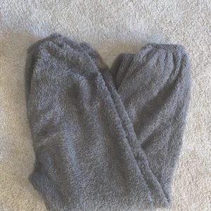 Teddy mjukisbyxor  - Ett par sjukt snygga och mysiga mjukisbyxor i Teddy material. Står inte vart de är ifrån eller Vilekn storlek. Men passar mig som är S/M.