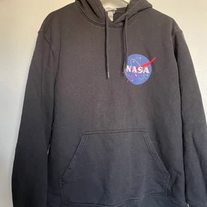Nasa Hoodie  - Svart Nasa Hoodie från H&M   Säljer pga att den inte används. Är i fint skick!   Storlek: M
