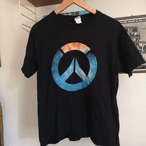 Overwatch tshirt  - Overwatch-tröja! Passar mig som är Small. Fint skick.