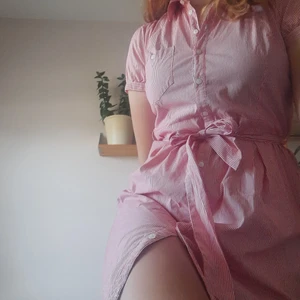 Randig klänning Strl S - Randig klänning i storlek 36. Jättesöt och sval sommarklänning.