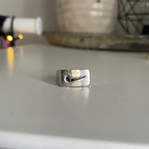 Nike ring  - En Nike ring som jag säljer för att den är för liten i storleken. Köparen står för frakten.