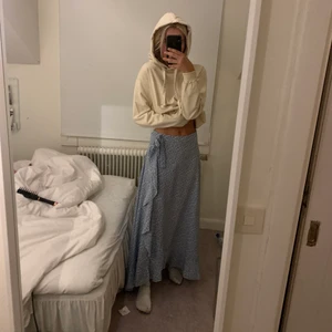 Långkjol strl s - Säljer denna fina kjol i strl s! Lång och supergullig🥰strl s