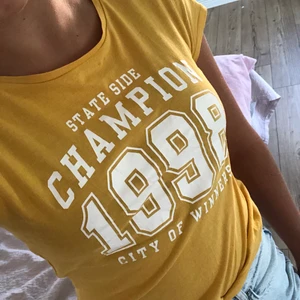 T-shirt  - En t-shirt från hm som jag växt ur. Köparen står för frakten om man inte kommer och hämtar.