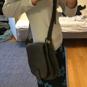Axelremsväska från Esprit  - Fint skick! Från esprit, den är typ grå med lite gröna inslag :) 