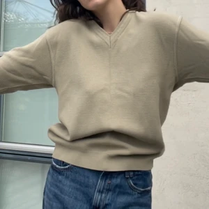 Stickad tröja  - Stickad tröja köpt second hand 💕 Passar nog allt från XS-L beroende på hur man vill att den ska sitta 🥰