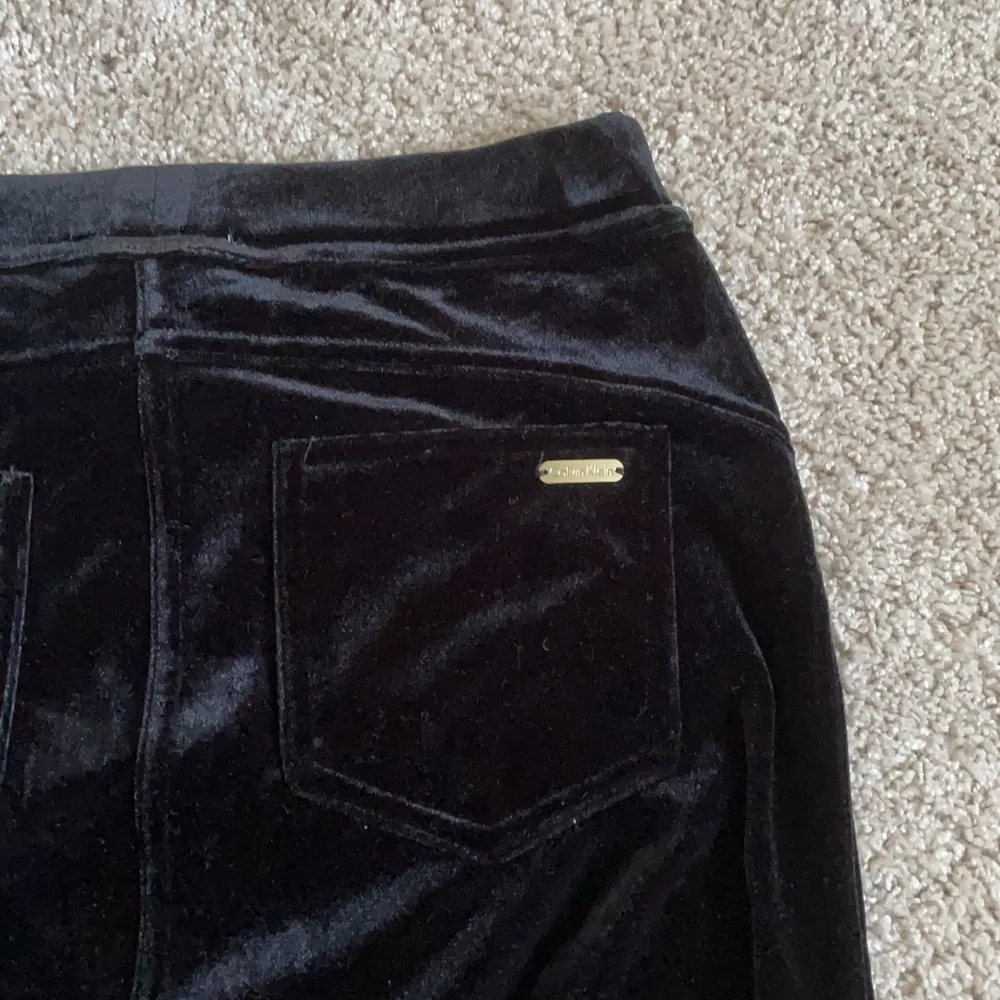 Calvin Klein sammetsbyxor i storlek XS, aldrig använda, som nya, mycket fint skick. Jeans & Byxor.