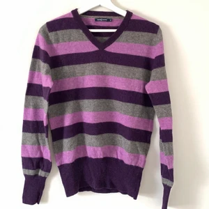 Stickad tröja strl:40 - Lila randig stickad tröja. Strl:40!  Köparen står för fraktkostnaden😊