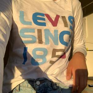 Säljer denna jättefina Levis långärmad tröja pga brist av användning!