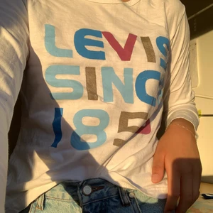 Levis tröja vit - Säljer denna jättefina Levis långärmad tröja pga brist av användning!
