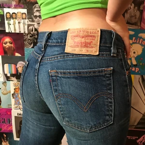 Riktiga Levis jeans lågmidjade - Säljer mina jeans då jag inte tycker om hur dom satt på mig. Dom är i jätte bra skick! Buda gärna i kommentarerna eller privat, lägger upp igen pga oseriös köpare.        Budet börjar på 100 kr (jag är 160cm)