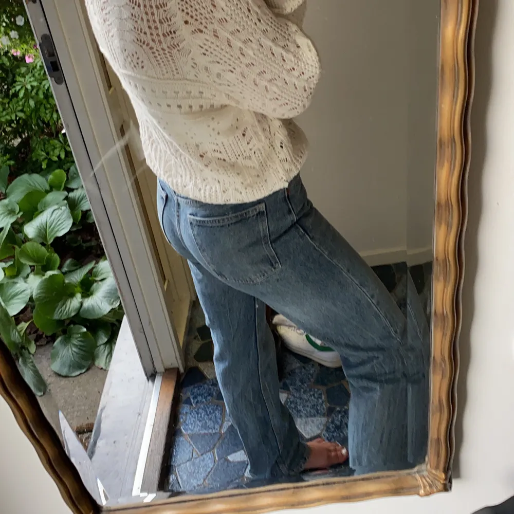 Säljer mina mig waist jeans från zara eftersom att de inte riktigt kommit till användning! Storlek 38 men sitter rätt bra på mig som har storlek 36🤩🎀. Jeans & Byxor.