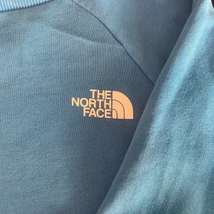 North face sweatshirt  - Säljer denna superfina sweatshirt ifrån The North Face. Jättefin men kommer inte till användning. Den sitter bra och oversized på mig som har XS/S