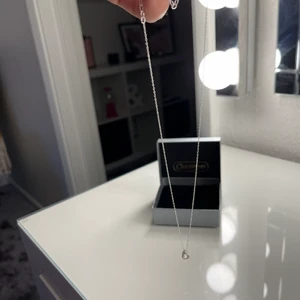 Enkelt halsband - Jättefint enkelt halsband som passar till allt. Jag har tyvärr ingen fakta om halsbandet då jag inte använder halsband själv. Jag vet dessvärre bara att det är köpt på guldfynd!                                                                       Köparen står för frakten