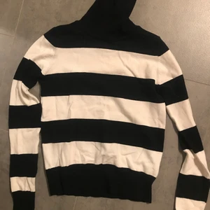 Polotröja - Svart-vit randig polo tröja🥰 passar XS-M