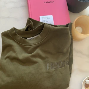 H20 Fagerholt sweatshirt - Intressekoll på min sweatshirt från H20 Fagerholt i grön! Nypris: 1265kr, bud från 450kr