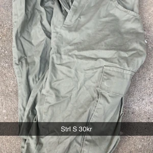 Snygga byxor  - Snygga byxor med fickor på benen samt resår längst ner på benet, nästan oanvända!