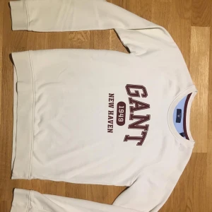 Krämvit GANT tröja - En krämvit superfin ganttröja. PRIS: 600✅