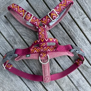 Hurtta Razzle Dazzle y-sele - Säljer den populära y-selen från Hurttas razzle dazzle kollektion. Storlek 35-45 cm. Endast använd i några veckor till växande valp. Finns några bitmärken på spännena därav priset, annars i otroligt fint skick! Sparsamt använd! 