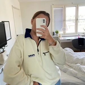 Peak performance vintage tröja - Väldigt fin vintage tröja från peak performance, färgen är krämvit och säljer då den användes mer förut, superfin nu till hösten verkligen! Köparen står för frakten🥰  Höj priset med minst 10 kr på budgivningen tack!