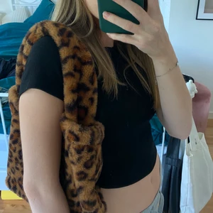 Fluffig väska leopard  - Supersöt fluffig väska med leopardprint. Superskönt material och perfekt storlek. Tyvärr kommer den aldrig till användning:(💛 frakt tillkommer 