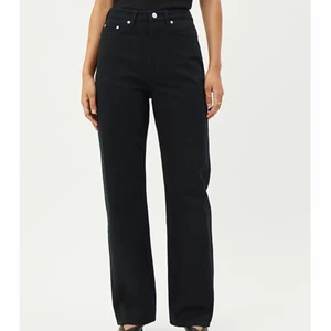 weekday jeans - Svarta jeans från Weekday i bra skick! (rowe extra high straight jeans). W27 L30. Säljer dom för att de tyvärr inte kommer till användning längre 🖤 (skicka för fler bilder)