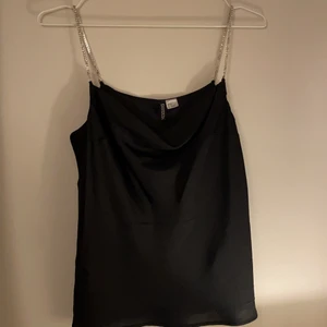 Festligt linne - Ett festligt linne med Axel detaljer😍 köpt det på hm för ca 1 år sedan, använt ett par gånger bara🖤