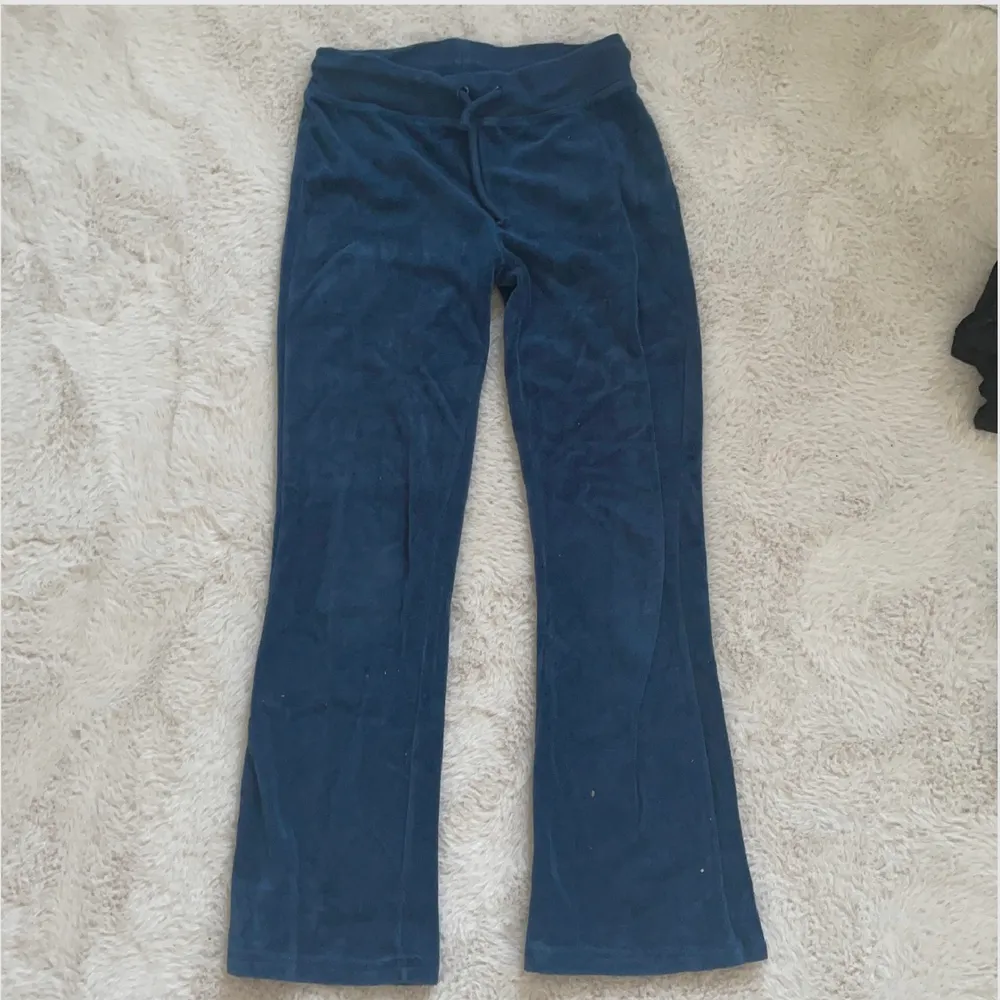 Mörkblåa mjukisbyxor köpta från Cubus för flera år sedan. Vet inte vad det är för storlek men dem e cirka 5 cm för korta för mig som är 172cm . Jeans & Byxor.